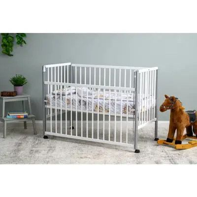 Patut din lemn bebe, 120x60 cm, Cu laterala culisanta, Din lemn de pin, Stabil si rezistent…