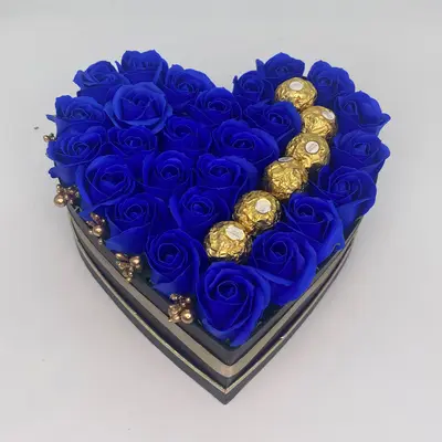 Aranjament floral Serenity Red, cutie inima cu trandafiri de sapun si bomboane Ferrero Rocher…